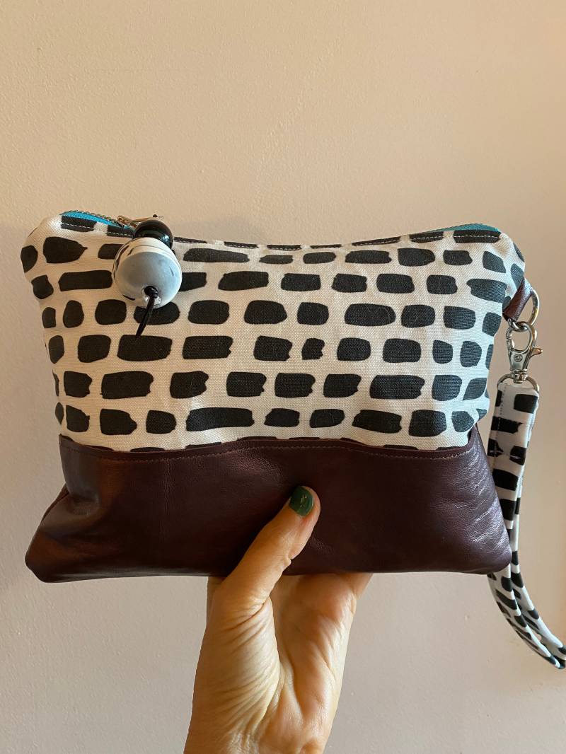 Handgemachte Bordeaux Leder Und Schwarz & Weiß Leinen Clutch, Fun Carryall von DessertFirstDesigns