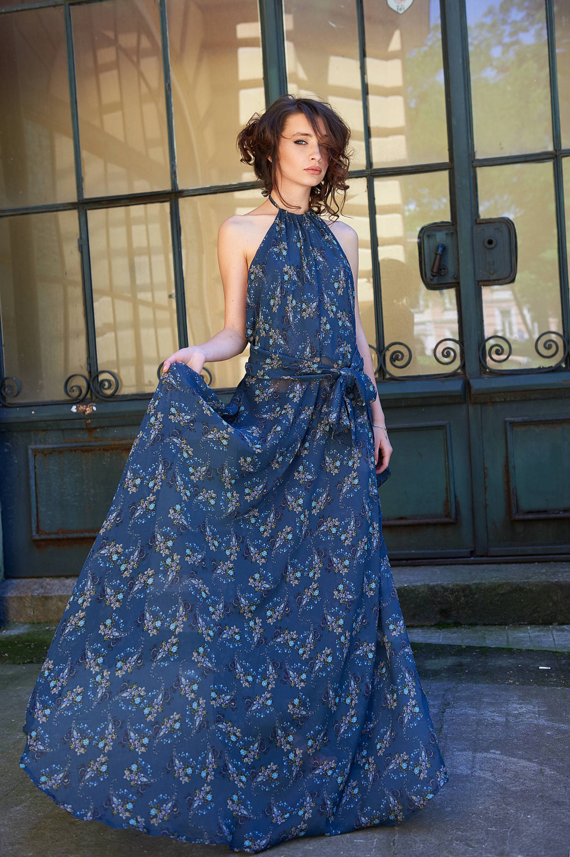 Blaues Chiffon Maxikleid Mit Blumenmuster Boho Neckholder Kaftan von DessieJeSuis