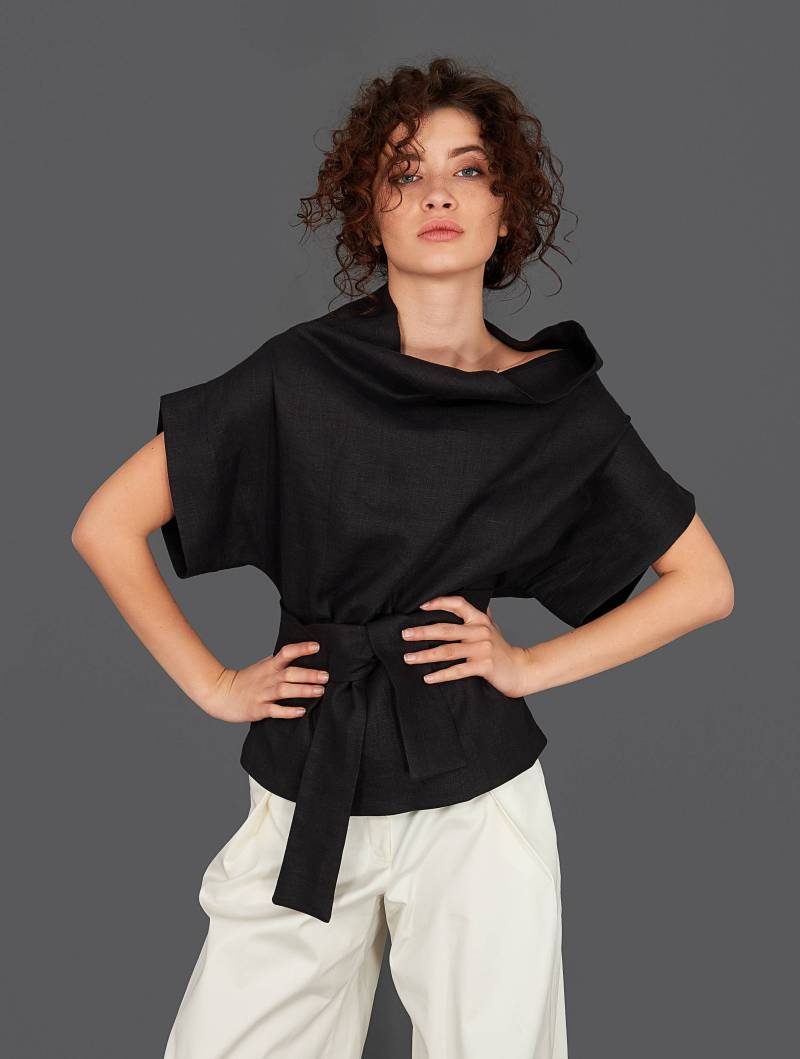 Schwarze Leinenbluse Elegantes Kurzarmtop Mit Gürtel von DessieJeSuis