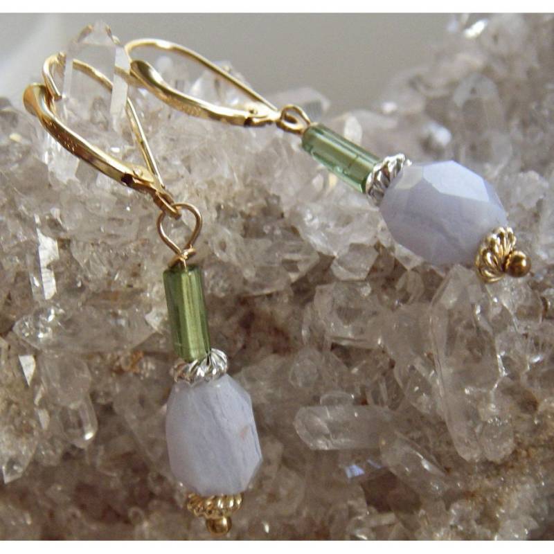 Blaue Spitzenachat Ohrringe Mit Gold, Silber Und Grünem Turmalin - 5Te Chakra von DestarteJewelry