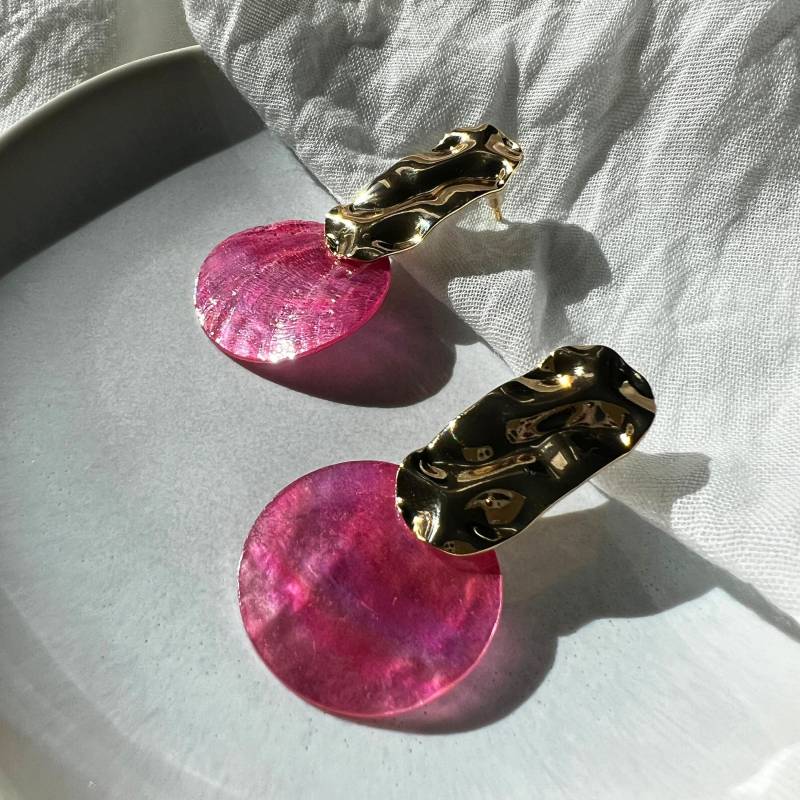 Pinke Perlmutt Ohrringe I Ovale Ohrstecker Mit Gehämmerter Oberfläche 18K Vergoldet Chunky Statement Holo Effekt von DetailsUndDesigns