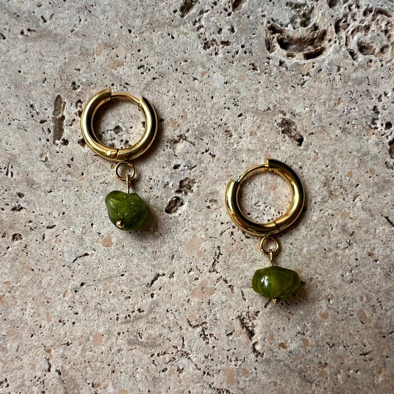 Vergoldete Creolen Mit Edelstein Anhänger I 24K Vergoldet Kleine Goldene Grünem Peridot Goldene Hoops von DetailsUndDesigns