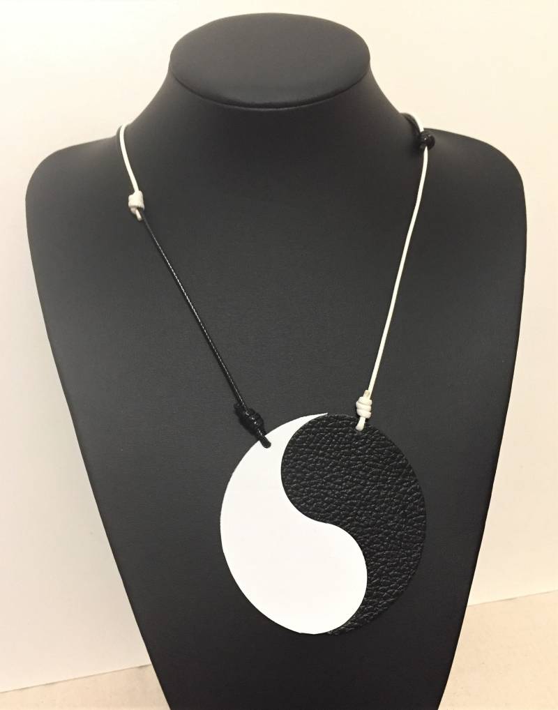 "Echtes Leder Schwarz Und Weiß "Yin & Yang" Halskette/Handgemachte Einzigartige Runde Halskette." von Detelini