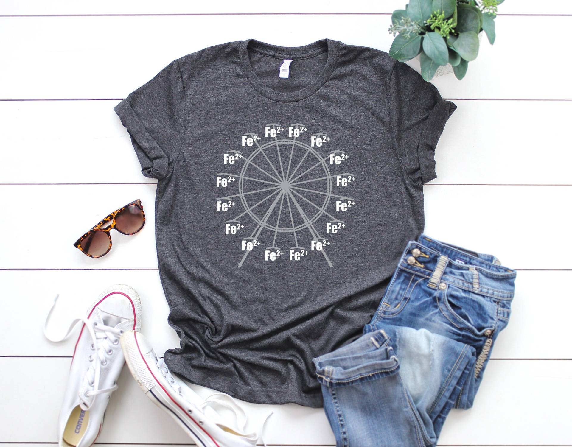 Eisenrad Chemie Ferris Fe + 2 Nerd Wissenschaft Wortspiel Kurzarm Unisex T-Shirt Eisenrad Chemie Ferris Fe + 2 Nerd Wissenschaft Wortspiel Kurzarm Unisex T-Shirt von DetourShirts