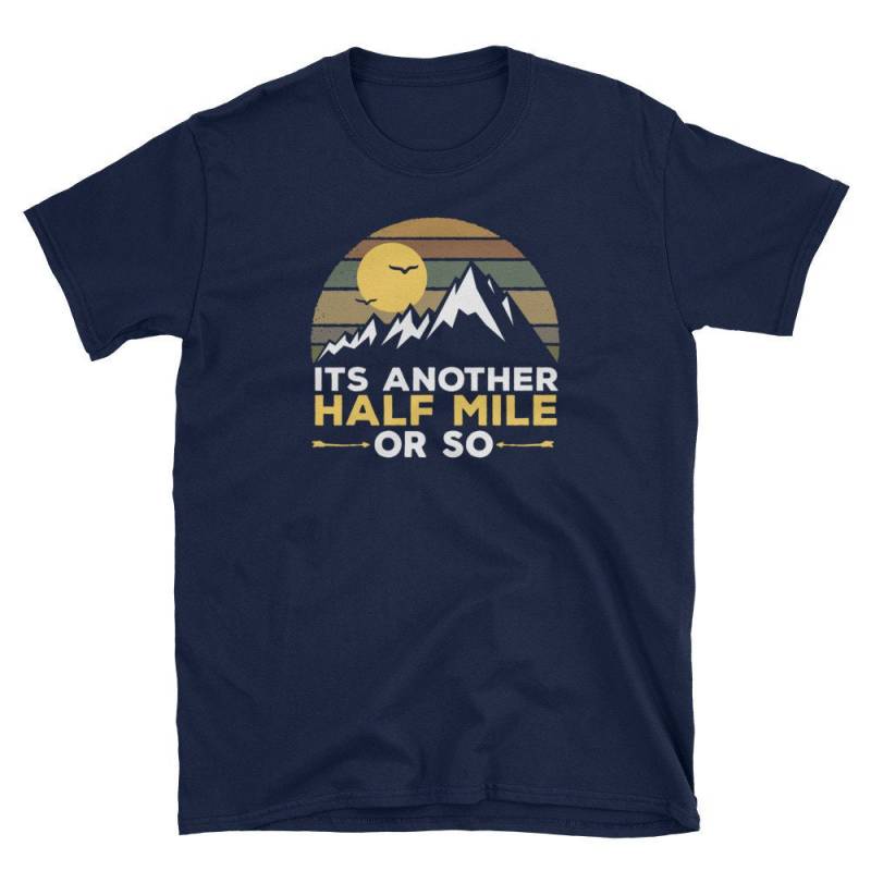 Es Ist Eine Andere Halbe Meile Oder So Vintage Retro Wandern Kurzarm Unisex T-Shirt Es Ist Eine Andere Halbe Meile Oder So Vintage Retro Wandern Kurzarm Unisex T-Shirt von DetourShirts