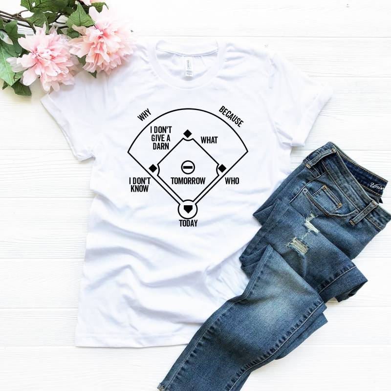 Wer Ist Da Zuerst? Kurz-Arm Unisex T-Shirt Wer Ist Da Zuerst? Kurz-Arm Unisex T-Shirt von DetourShirts