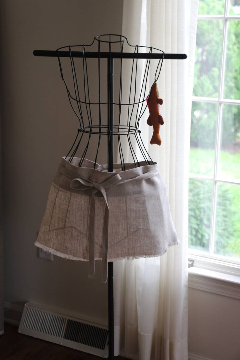 Beige Leinen Halb Schürze, Kurze Länge Mit Natürlichem Fransensumm von DetroitApronCompany