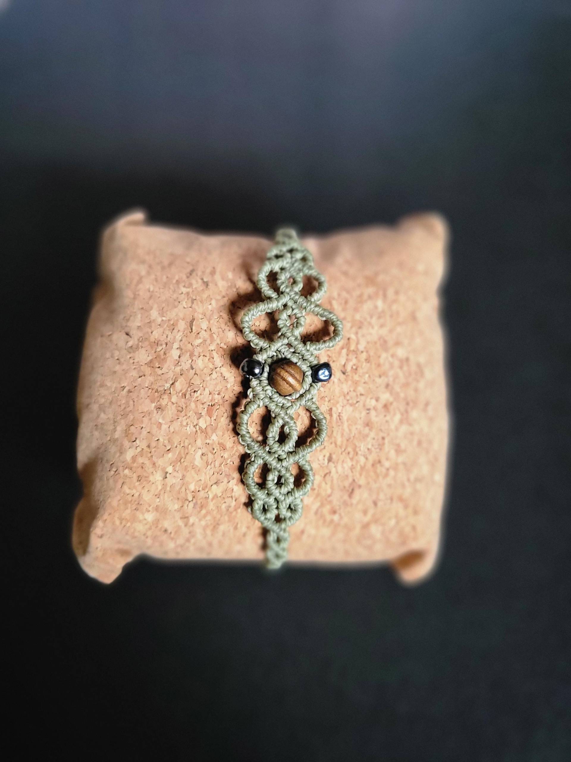Makrameeschmuck, Armband, Perlenarmband, Grünes Mikromakramee, Holzperlen Makrameeschmuck, Armband, Perlenarmband, Grünes Mikromakramee, Holzperlen von DettysKunstkaestchen