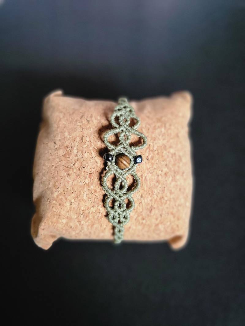 Makrameeschmuck, Armband, Perlenarmband, Grünes Mikromakramee, Holzperlen Makrameeschmuck, Armband, Perlenarmband, Grünes Mikromakramee, Holzperlen von DettysKunstkaestchen