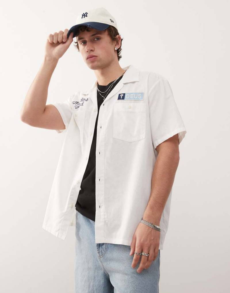 Deus Ex Machina - Forecourt - Hemd in Weiß mit Rückenprint von Deus Ex Machina