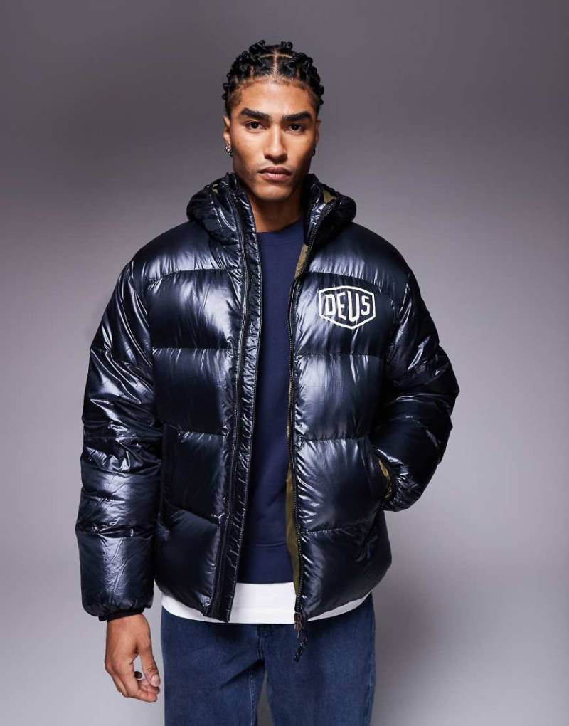 Deus Ex Machina - Pufferjacke in Schwarz mit Schild-Logo und Kapuze von Deus Ex Machina