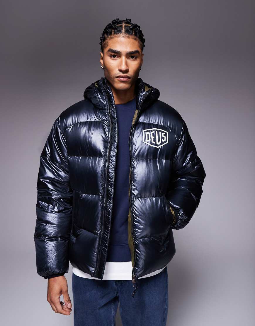 Deus Ex Machina - Pufferjacke in Schwarz mit Schild-Logo und Kapuze von Deus Ex Machina