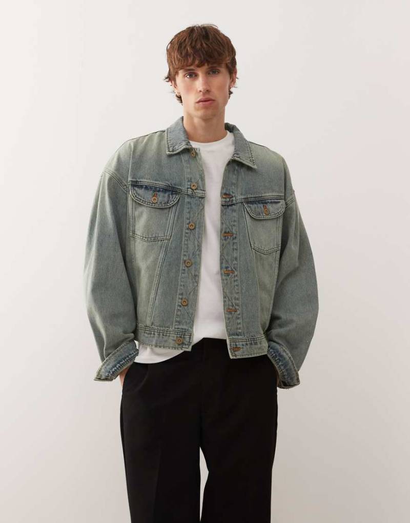 Deus Ex Machina - Sasafras - Trucker-Jeansjacke in Vintage-Waschung mit besticktem Aufnäher hinten-Blau von Deus Ex Machina