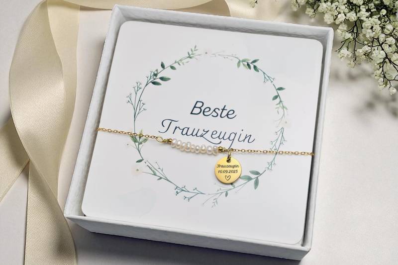 Personalisiertes Perlen Trauzeugin Armband-Hochzeitsgeschenk-Geschenk Mit Gravur Zur Hochzeit-Edelstahl-Brautjungfern-Beste Freundin Personalisiertes Perlen Trauzeugin Armband-Hochzeitsgeschenk-Geschenk Mit Gravur Zur Hochzeit-Edelstahl-Brautjungfern-Beste Freundin von DevSchmuck