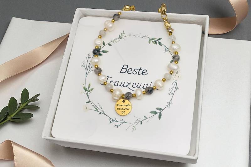 Personalisiertes Perlen Trauzeugin Armband-Hochzeitsgeschenk-Geschenk Mit Gravur Zur Hochzeit-Edelstahl-Brautjungfern-Beste Freundin Personalisiertes Perlen Trauzeugin Armband-Hochzeitsgeschenk-Geschenk Mit Gravur Zur Hochzeit-Edelstahl-Brautjungfern-Beste Freundin von DevSchmuck