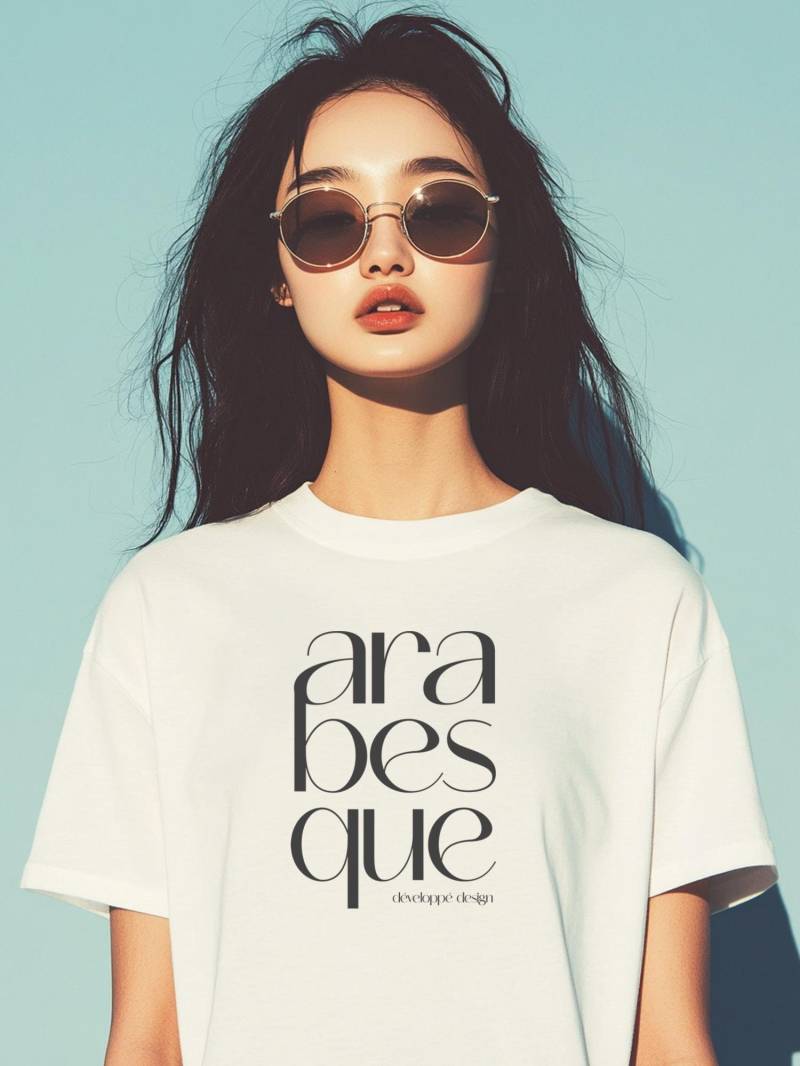 Oversized Ballett T-Shirt "Arabesque" | Schmale Schrift Für Tänzer Oversized Ballett T-Shirt "Arabesque" | Schmale Schrift Für Tänzer von DeveloppeDesign