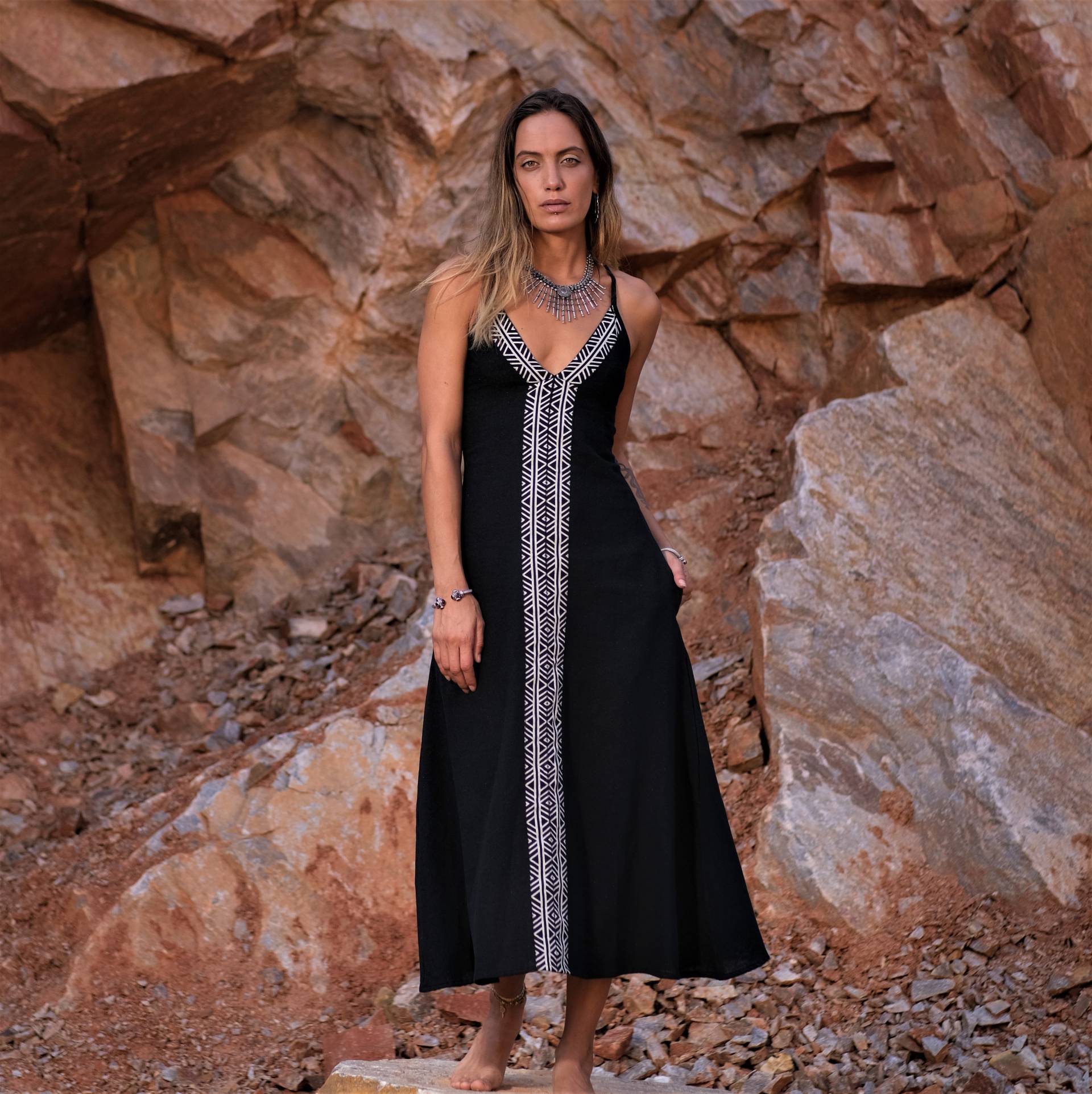 Göttinen Kleid ~ Boho Maxikleid Rückenfreies Sommerkleid Schwarzes Hochzeitsgast Festival Outfit Brennender Mann Kleidung M1 von DeviClothing