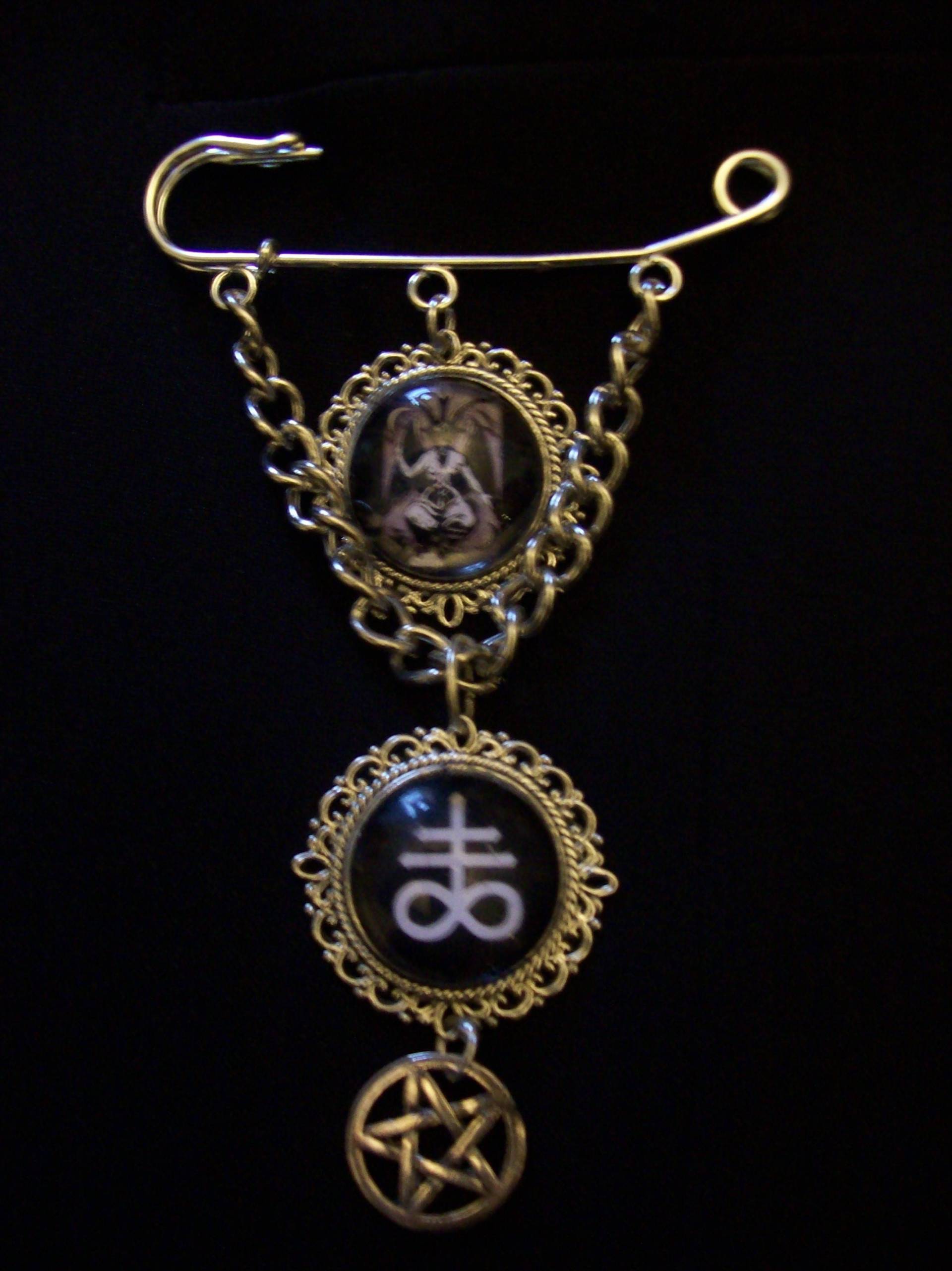 Nu Pastel Goth Black Metal Gothic Witchy Pagan Wicca Church Of Satan Lucifer Satanic Occult Baphonet Inspiriert Kilt Pin Brosche von DeviantAngelEmporium