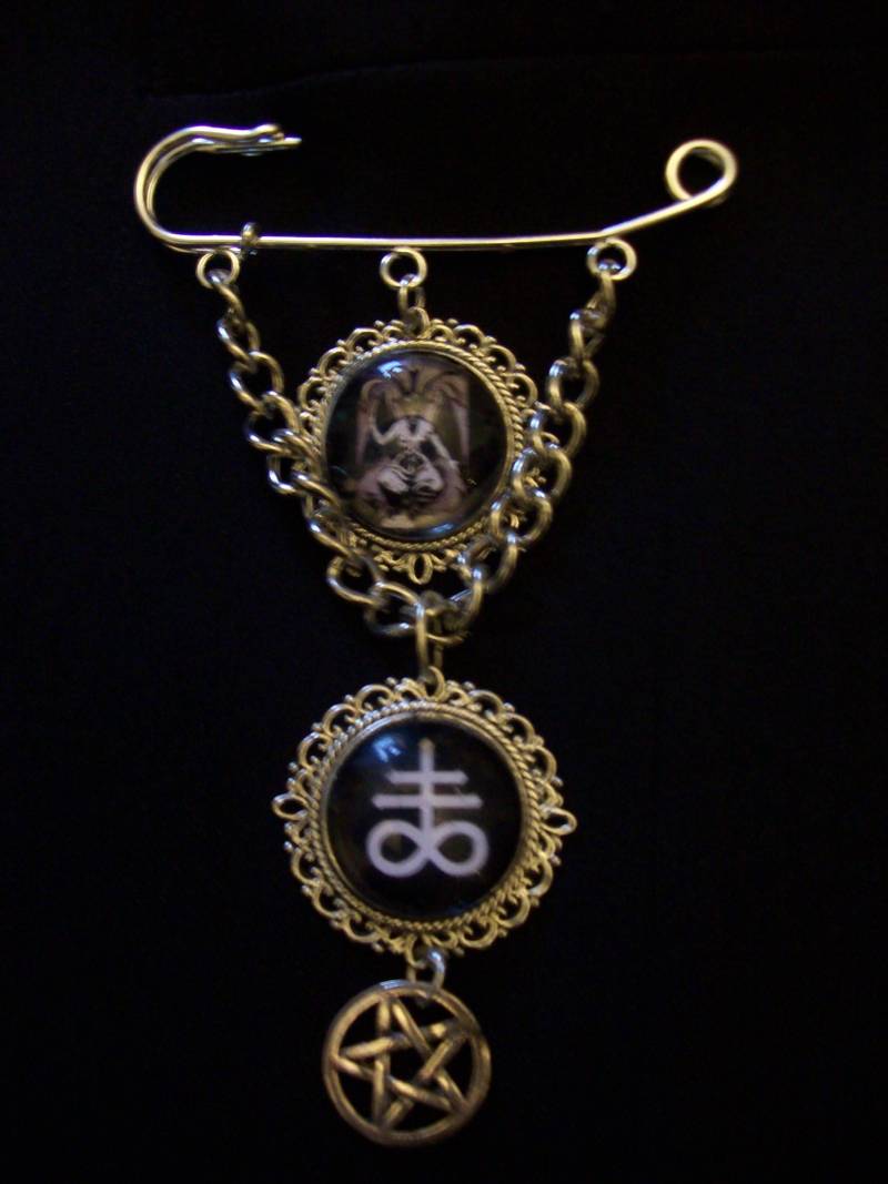 Nu Pastel Goth Black Metal Gothic Witchy Pagan Wicca Church Of Satan Lucifer Satanic Occult Baphonet Inspiriert Kilt Pin Brosche Nu Pastel Goth Black Metal Gothic Witchy Pagan Wicca Church Of Satan Lucifer Satanic Occult Baphonet Inspiriert Kilt Pin Brosche von DeviantAngelEmporium