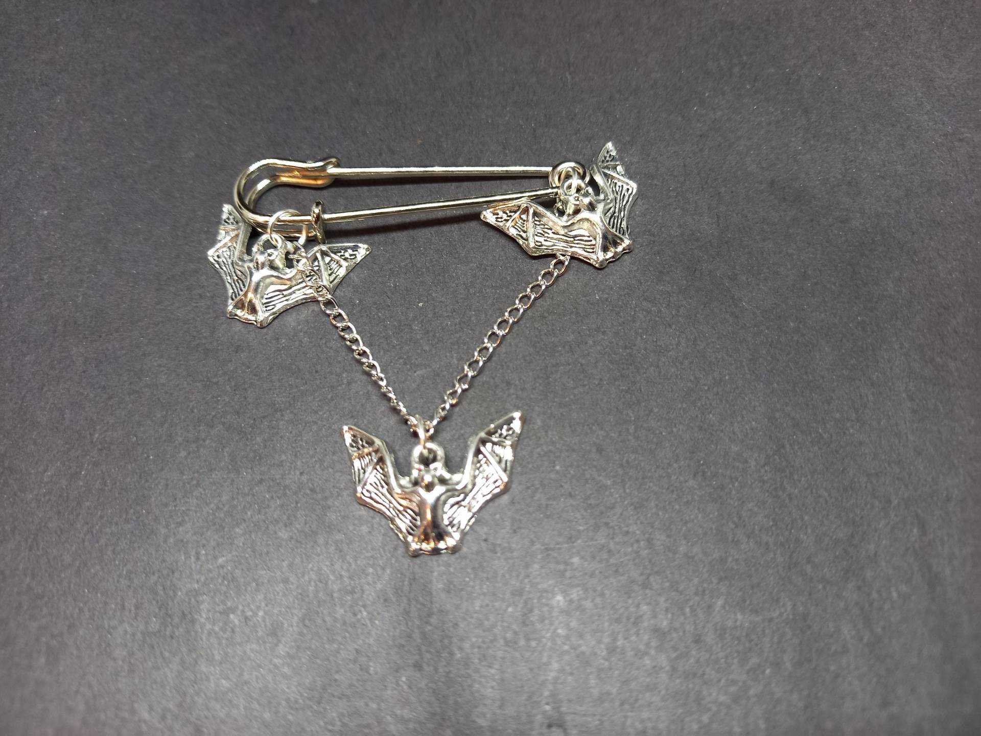 Nu Pastel Goth Gothic Witchy Vampir Hexe Nosferatu Succubus Dracula Kilt Pin Mit Drei Fledermäusen von DeviantAngelEmporium