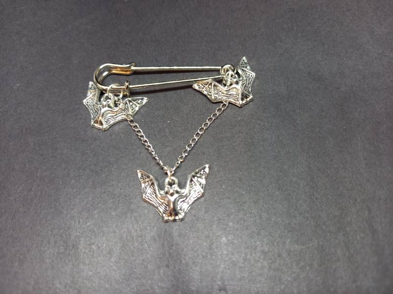 Nu Pastel Goth Gothic Witchy Vampir Hexe Nosferatu Succubus Dracula Kilt Pin Mit Drei Fledermäusen Nu Pastel Goth Gothic Witchy Vampir Hexe Nosferatu Succubus Dracula Kilt Pin Mit Drei Fledermäusen von DeviantAngelEmporium
