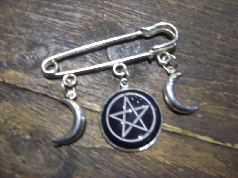 Nu Pastel Goth Gothic Witchy Witchcraft Ahs Coven Occult Pagan Wicca "Goddess" Kilt Pin Brosche Nu Pastel Goth Gothic Witchy Witchcraft Ahs Coven Occult Pagan Wicca "Goddess" Kilt Pin Brosche von DeviantAngelEmporium