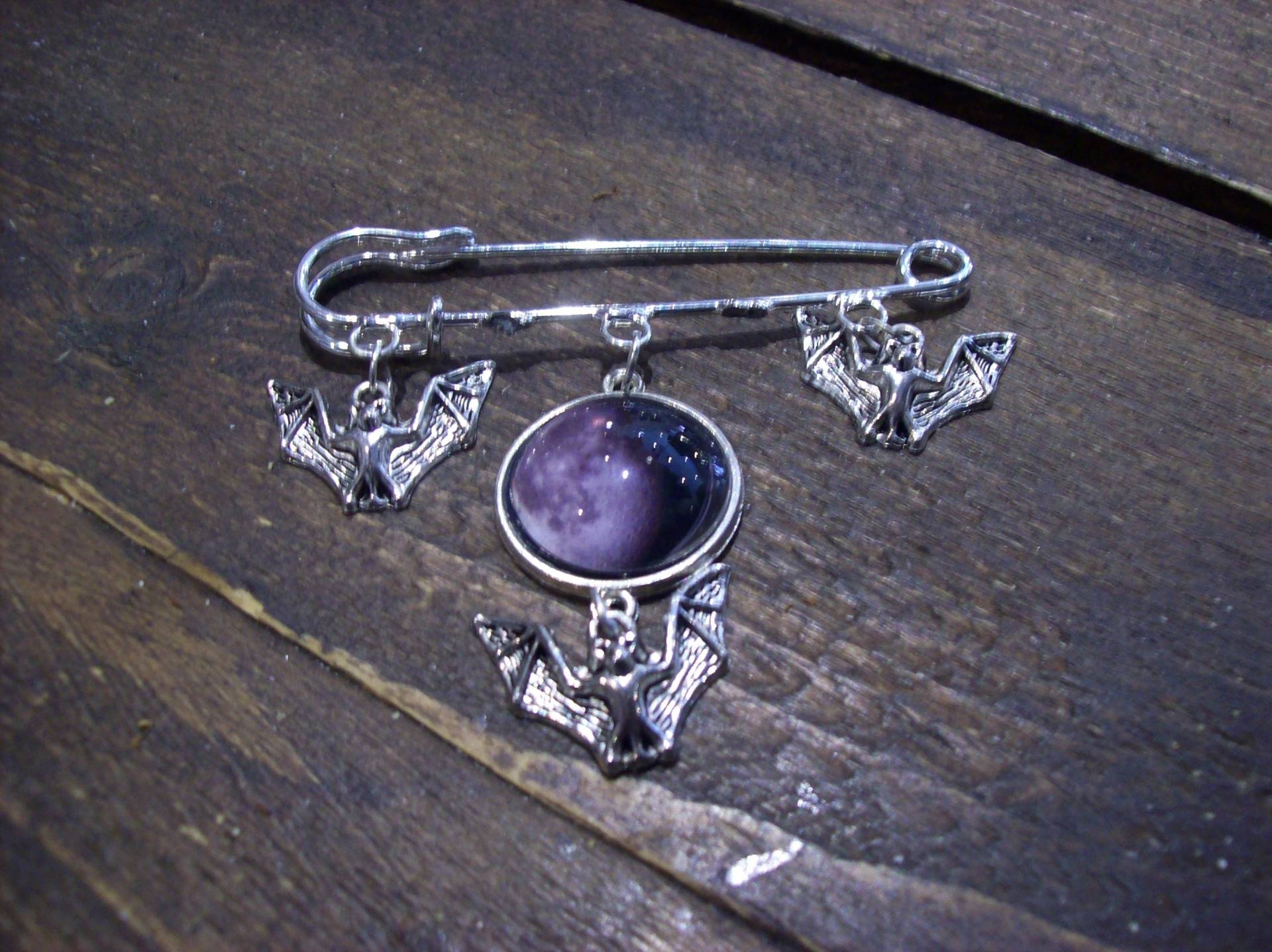 Nu Pastell Goth Gothic Witchy Vampire Luna Dracula Nosferatu Succubus Okkulten Pagan 3 Fledermaus Und Mond Kilt Pin Brosche von DeviantAngelEmporium
