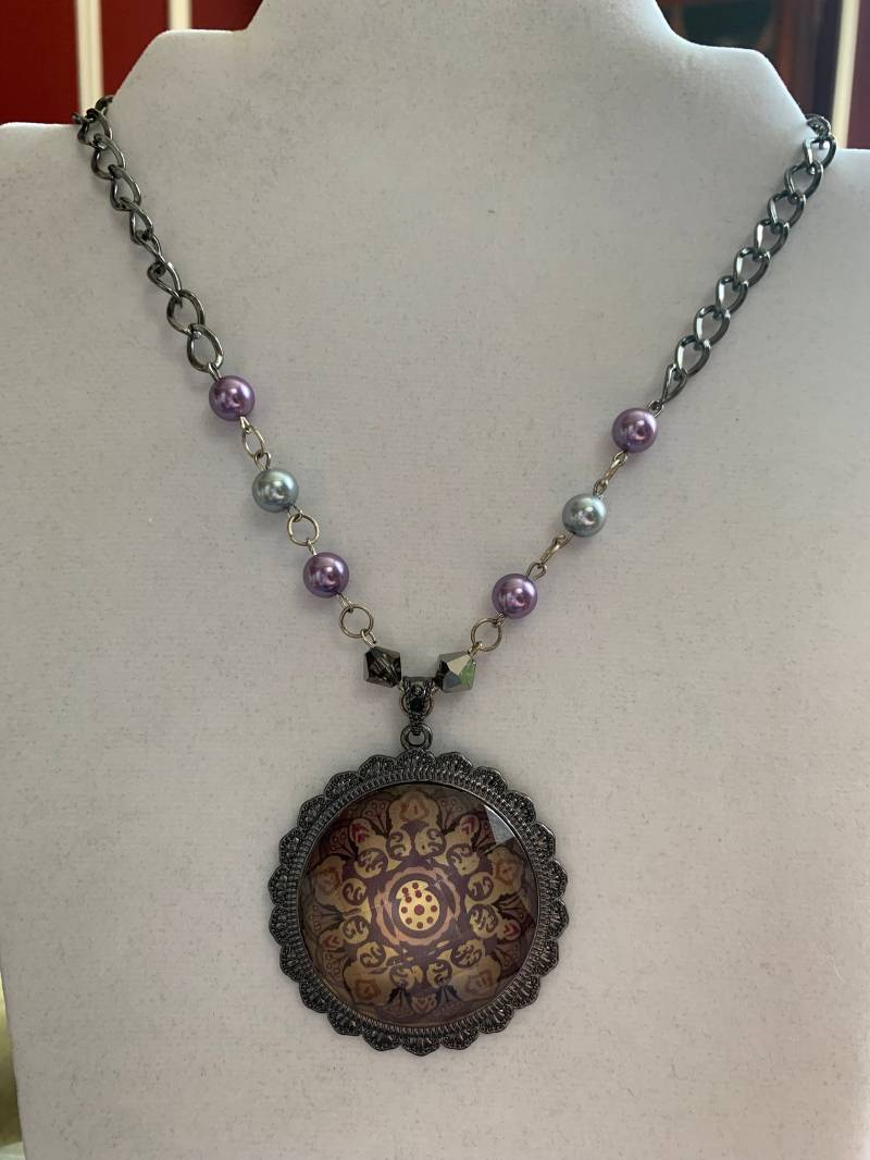 Lila Lizenz-Metall Und Perlen-Halskette, Gunmetal von DeviousDesignerArt