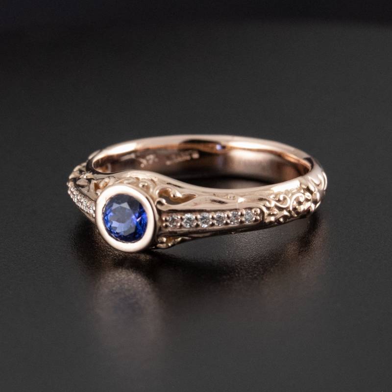 Blauer Saphir Ring 14K Rose Gold Filigree, Diamant Akzente Blauer Saphir Ring 14K Rose Gold Filigree, Diamant Akzente von DevlinDesignStudio