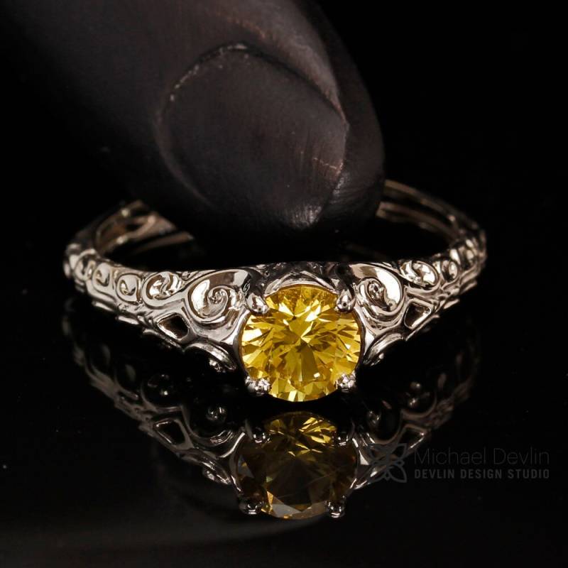Natürlicher Gelber Saphirring, Floraler Schnörkelstil, 14K Weißgold, .78 Karat Runder Saphir Natürlicher Gelber Saphirring, Floraler Schnörkelstil, 14K Weißgold, .78 Karat Runder Saphir von DevlinDesignStudio