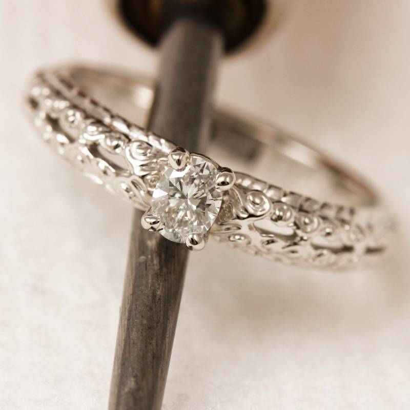 Handgravierte 14K Weißgold Lab Grown Diamant Oval Ring Handgravierte 14K Weißgold Lab Grown Diamant Oval Ring von DevlinDesignStudio