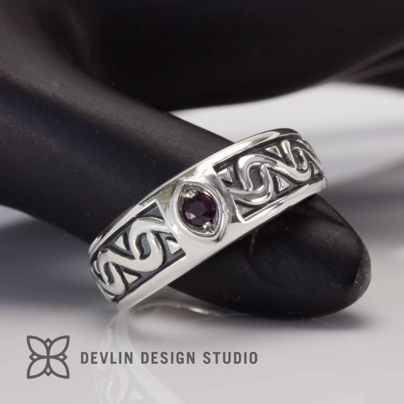 Herrenring Rubin Recyceltes Sterling Silber, Geschwärztes Schnörkeldesign Herrenring Rubin Recyceltes Sterling Silber, Geschwärztes Schnörkeldesign von DevlinDesignStudio