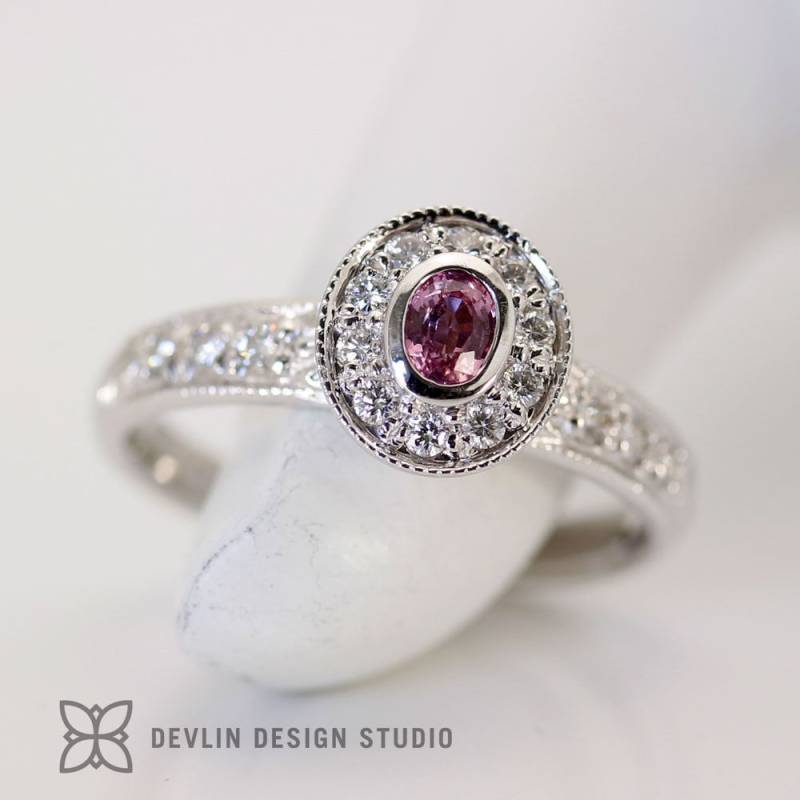Pink Saphir Diamant Halo Ring 14K Weissgold, Handgraviert Pink Saphir Diamant Halo Ring 14K Weissgold, Handgraviert von DevlinDesignStudio