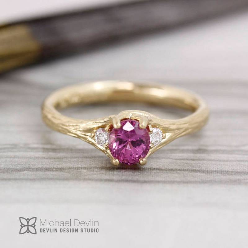 Rosa Saphir Zweigring, 585Er Gelbgold Mit Diamanten Rosa Saphir Zweigring, 585Er Gelbgold Mit Diamanten von DevlinDesignStudio