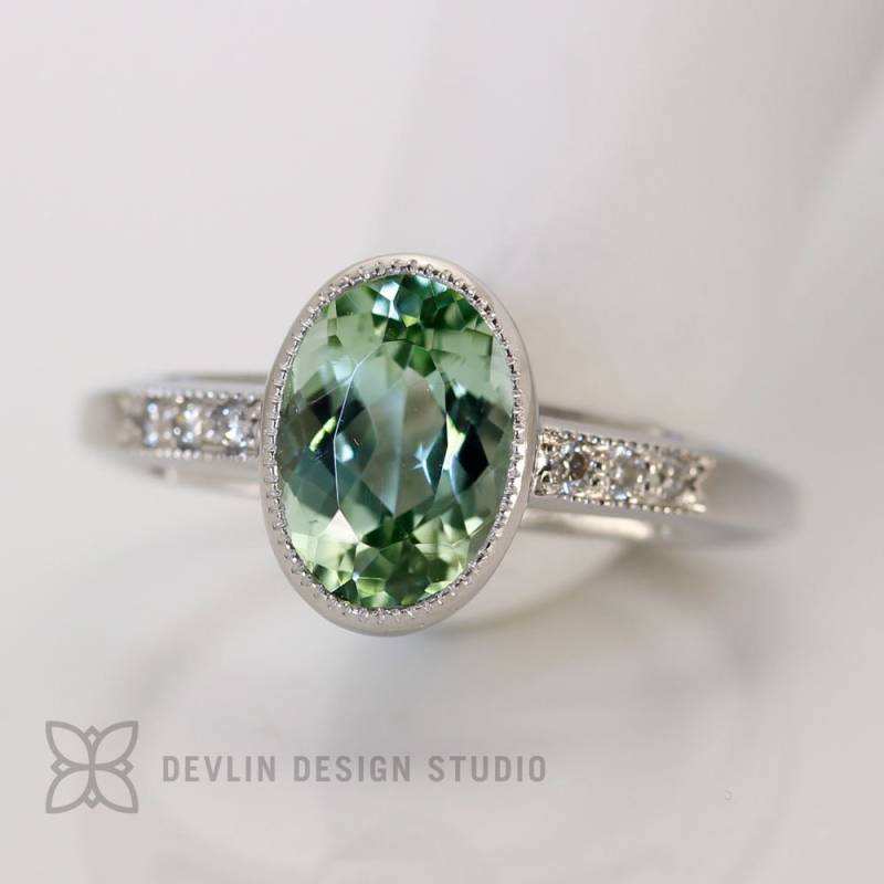 Seeschaumgrüner Turmalin Ring, Palladium, Zargenfassung, Diamantenbesatz, 2.14 Karat Seeschaumgrüner Turmalin Ring, Palladium, Zargenfassung, Diamantenbesatz, 2.14 Karat von DevlinDesignStudio