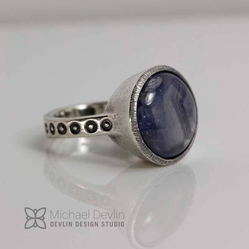 Silber-Ring Mit Großem Saphir-Cabochon, Ein Unikat Silber-Ring Mit Großem Saphir-Cabochon, Ein Unikat von DevlinDesignStudio