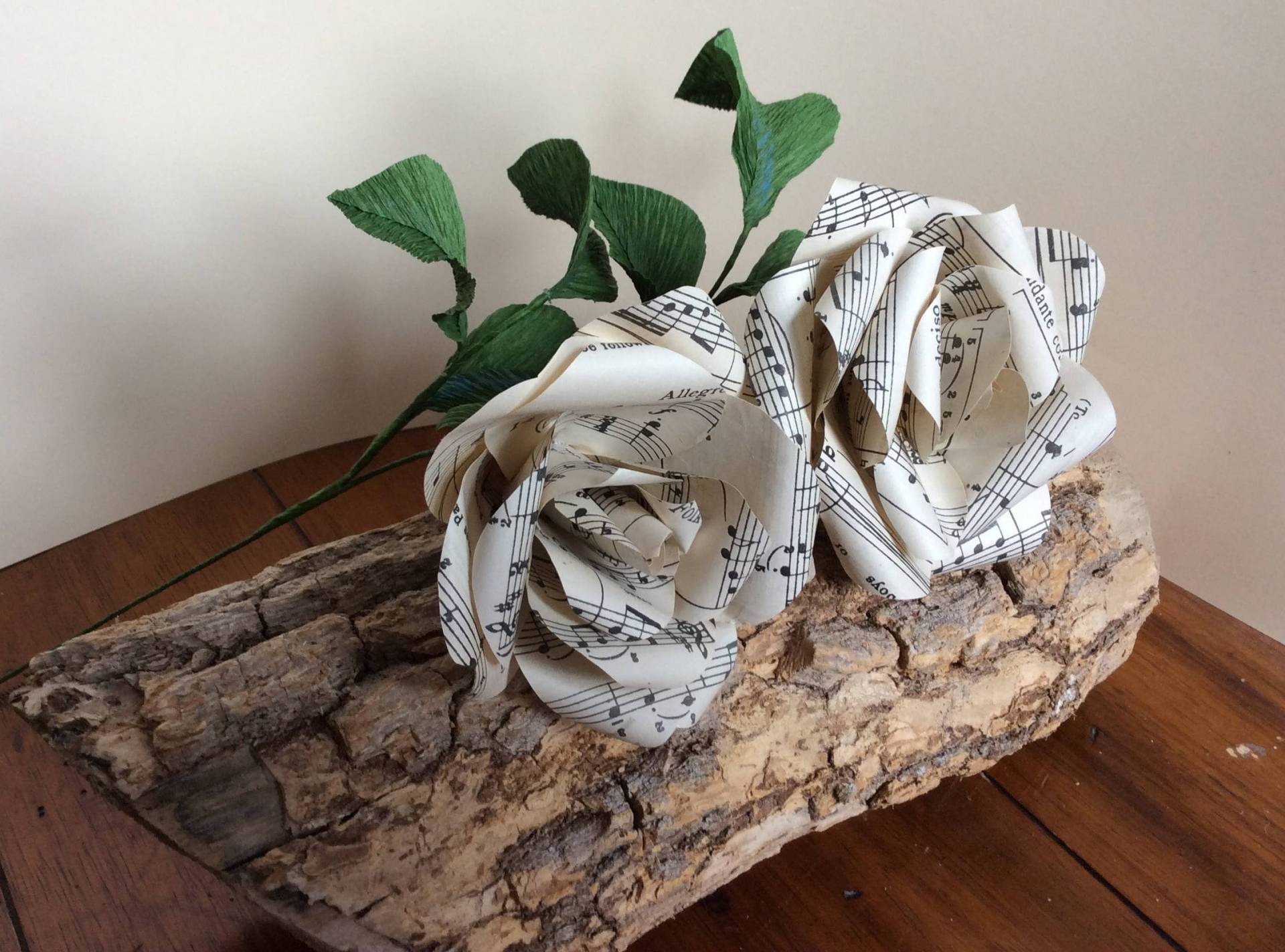 Handgemachte Vintage Notenpapier Rosen Hochzeitsdeko Aus Krepppapier Handgemachte Vintage Notenpapier Rosen Hochzeitsdeko Aus Krepppapier von DevonPaperFlowers