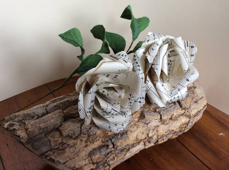 Handgemachte Vintage Notenpapier Rosen Hochzeitsdeko Aus Krepppapier Handgemachte Vintage Notenpapier Rosen Hochzeitsdeko Aus Krepppapier von DevonPaperFlowers