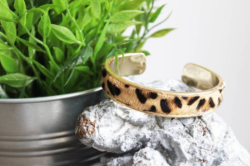 Goldenes Metallarmband Mit Mantelleder-Aufdruck, Mantelleder-Aufdruck Goldenes Metallarmband Mit Mantelleder-Aufdruck, Mantelleder-Aufdruck von Devonsown