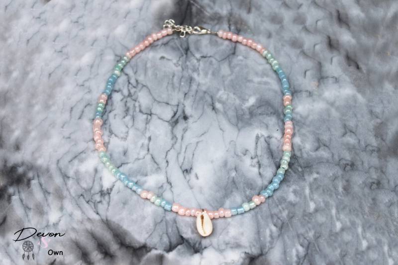 Halsband Mit Verschiedenfarbigen Perlen, Perlenhalsband, Sommerliches Halsband Halsband Mit Verschiedenfarbigen Perlen, Perlenhalsband, Sommerliches Halsband von Devonsown