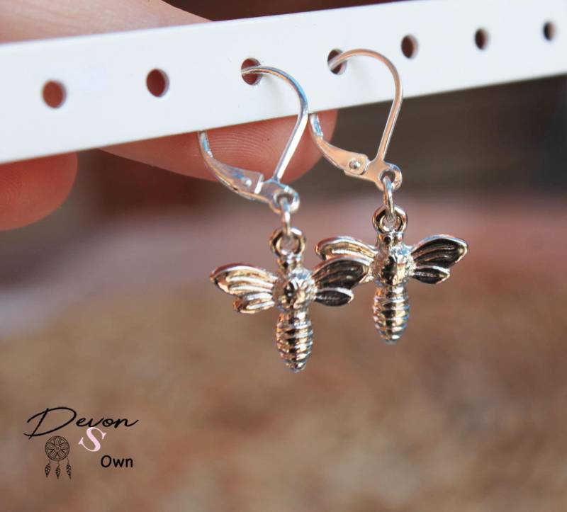 Ohrringhaken Mit Bienenanhänger, Biene von Devonsown