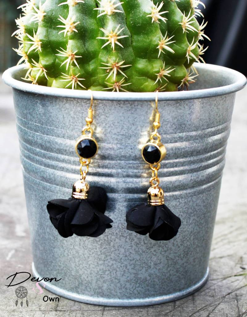 Schwarze Blumenohrringe Mit Swarovski-Fassung, Ohrringe Swarovski-Fassung Schwarze Blumenohrringe Mit Swarovski-Fassung, Ohrringe Swarovski-Fassung von Devonsown