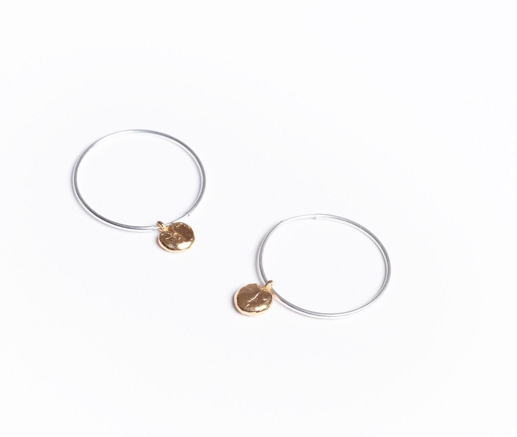 Handgefertigte Sterlingsilber-Creolen Gold-Samen-Anhänger, 30 Mm Handgefertigte Sterlingsilber-Creolen Gold-Samen-Anhänger, 30 Mm von DewDesignStore