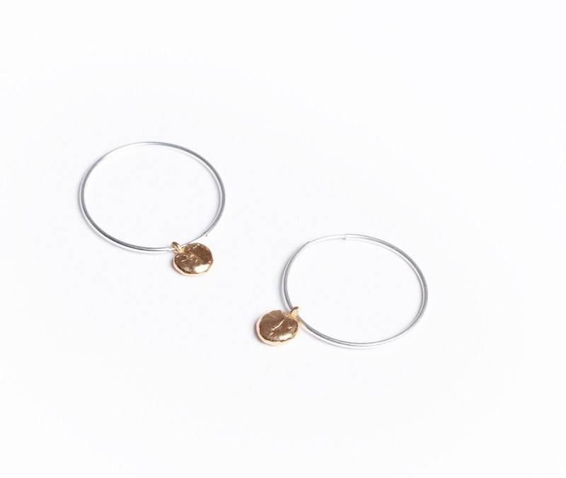 Handgefertigte Sterlingsilber-Creolen Gold-Samen-Anhänger, 30 Mm Handgefertigte Sterlingsilber-Creolen Gold-Samen-Anhänger, 30 Mm von DewDesignStore