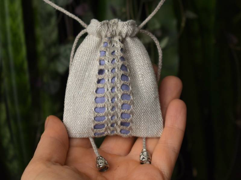 Bestickte Leinen Amulett Beutel Halskette Lila & Beige Mini Medizin Tasche von DewsCraftHouse