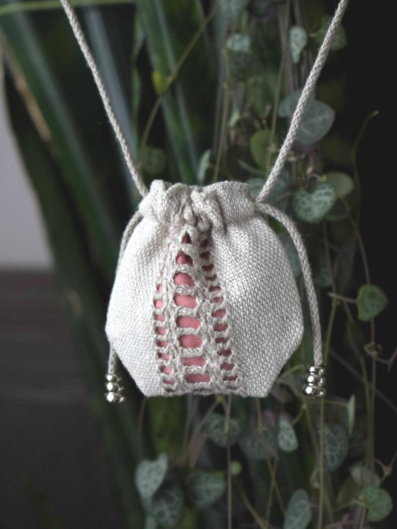Bestickte Leinen Medizinbeutel Halskette Boho Schutzbeutel von DewsCraftHouse