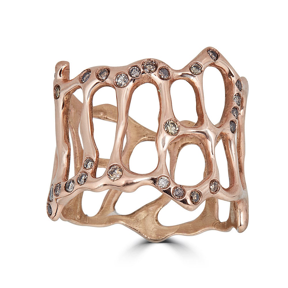 Ring Aus Roségold Und Champagnerfarbenen Diamanten Ring Aus Roségold Und Champagnerfarbenen Diamanten von DezAnya