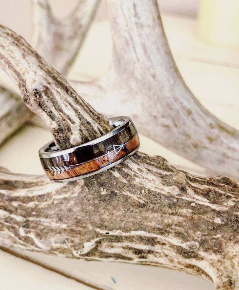 Herren Ehering Koa Holz Wolfram Jagd Pfeil Feder von DezertGoldVintage