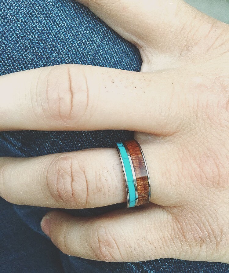 Herren Wolfram Türkis Koa Holz Ehering Ring Eingelegt 8mm Versprechen Herren Wolfram Türkis Koa Holz Ehering Ring Eingelegt 8mm Versprechen von DezertGoldVintage