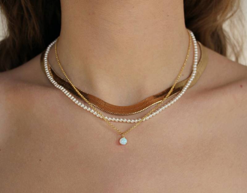 Opal-Halskette, Runder Opal-Anhänger, Weißer Halskette Für Sie, Schichtungskette in Gold, Weihnachtsgeschenk, Secret Geschenk von DhanaJewels